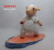 Сувенир овца " Серфенгистка на оранжевой доске"